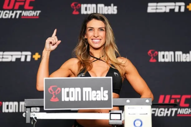 マッケンジー・ダーン防衛戦!挑戦者ロバートソンが急接近、UFC330因縁の一戦