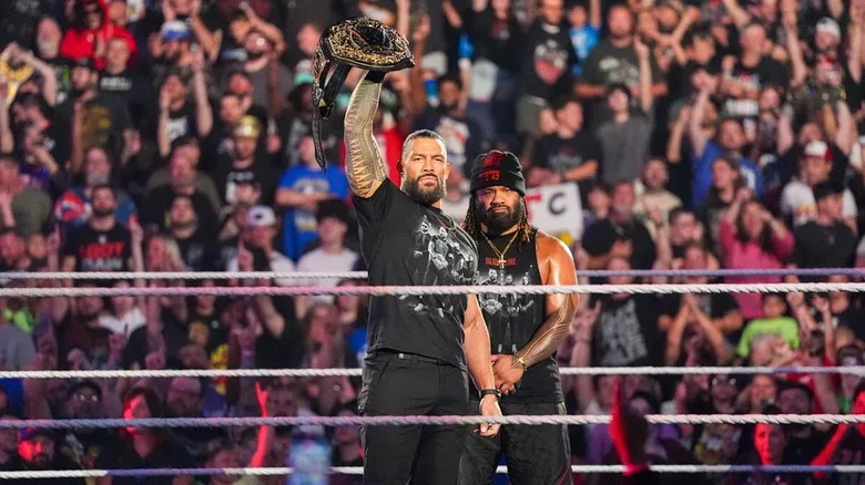 【WWE RAW】ソロ・シコアがロマン・レインズを裏切り!サモアン・スパイク炸裂の衝撃