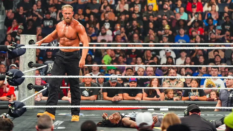 【WWE RAW】ソロ・シコアがロマン・レインズを裏切り！サモアン・スパイク炸裂の衝撃
